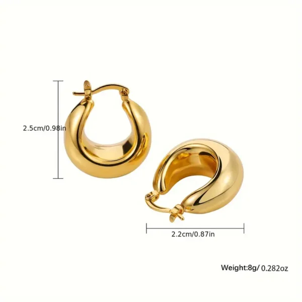 A pair of Elegant French Retro 14K Gold Plated Chunky Hoop Earrings – Minimalist Vintage Style with dimensions marked. The height is 2.5 cm (0.98 in) and the width is 2.2 cm (0.87 in). The weight of the earrings is 8 grams (0.282 oz). One vintage-style earring is shown in a standing position, while the other lies flat.